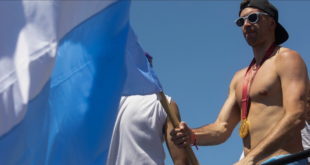 مارتينيز حارس الأرجنتين يحمل دمية على هيئة مبابي.. سخر من نجم فرنسا بحضور “زميله” ميسي