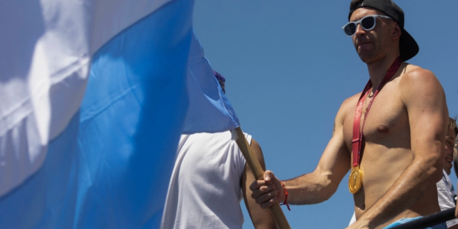 مارتينيز حارس الأرجنتين يحمل دمية على هيئة مبابي.. سخر من نجم فرنسا بحضور “زميله” ميسي