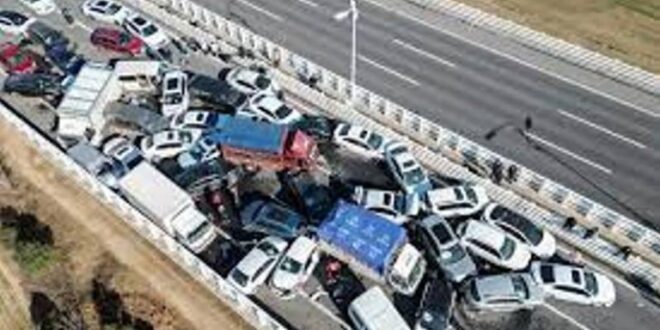 تصادم 200 مركبة في أغرب حادث مروري بالصين