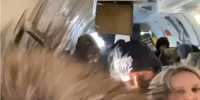 شاهد لحظات رعب عاشها ركاب طائرة.. فتح بابها في الجو