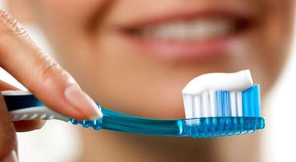 كيف تصنع معجون أسنان طبيعي في المنزل؟
