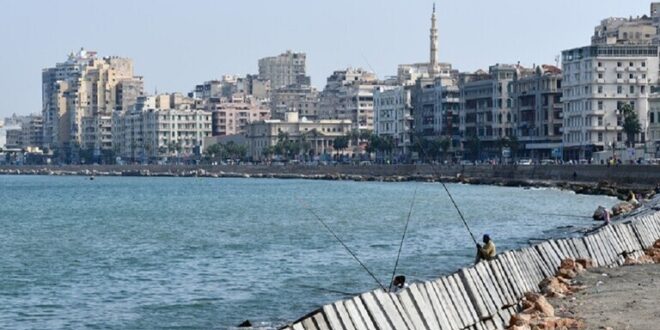 مصر.. قلق في الإسكندرية بعد تغير لون مياه البحر (صورة + فيديو)