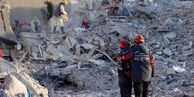 بعد 204 ساعات.. إنقاذ سيدة سورية من تحت أنقاض زلزال تركيا (فيديو)