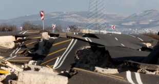 الأرض تشققت وكتلٌ منها انهارت! صور تُظهر ما فعله زلزال تركيا بأحد الطرق في هطاي