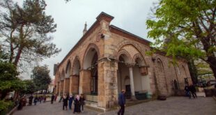 الزلزال يدمر “أقدم” مسجد في تركيا.. هكذا تحوّل المعلم الأثري الذي يعود للقرن السابع إلى خراب (صور)