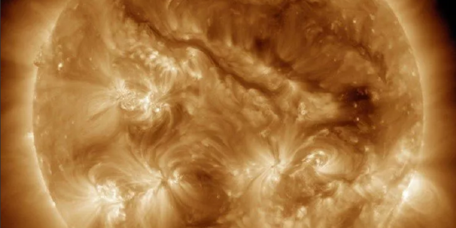 انفصال جزء من الشمس وتشكيله دوامة يثير حيرة العلماء... فيديو