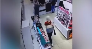 الصدفة تنقذ طفلا من الموت المحتم في أحد المراكز التجارية ببغداد (فيديو)