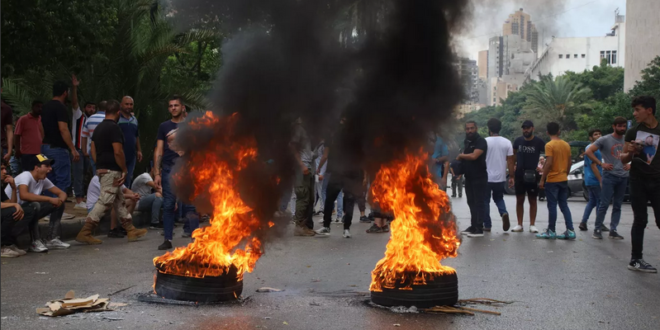 مودعون يهاجمون عددا من المصارف اللبنانية في بيروت ويحاولون حرقها... فيديو